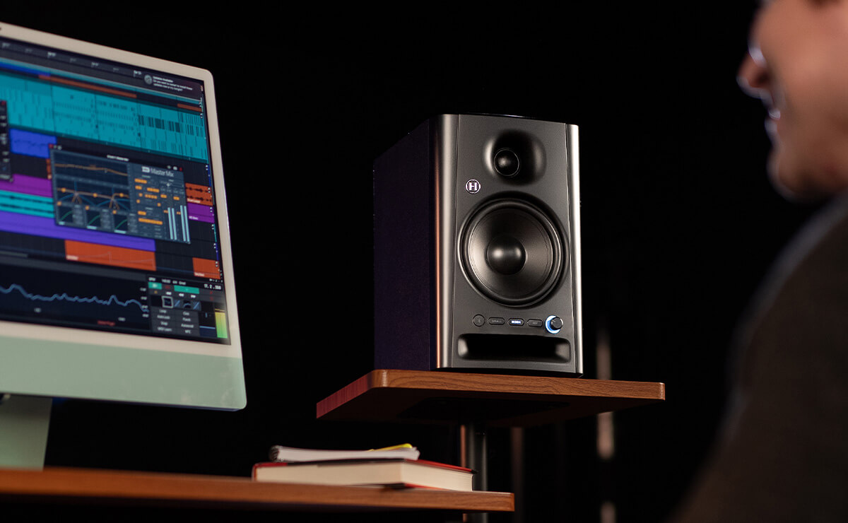 Harbinger Studio Monitors SM505 in home studio